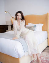 坐在床边的妖娆女神苏曼兮白色轻纱薄裙优雅居家写真美照