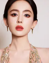 古力娜扎化身优雅的芭蕾公主，一袭深V吊带芭蕾裙超美写真图片