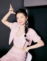 何蓝逗娇俏可爱粉色套装短裙加麻花辫穿搭写真图片