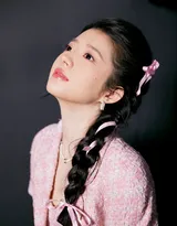 何蓝逗娇俏可爱粉色套装短裙加麻花辫穿搭写真图片