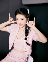 何蓝逗娇俏可爱粉色套装短裙加麻花辫穿搭写真图片