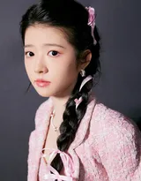 何蓝逗娇俏可爱粉色套装短裙加麻花辫穿搭写真图片