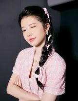 何蓝逗娇俏可爱粉色套装短裙加麻花辫穿搭写真图片