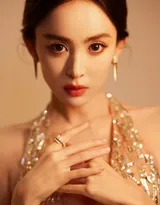 古力娜扎化身优雅的芭蕾公主，一袭深V吊带芭蕾裙超美写真图片