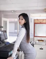 小卖部的里的性感收银员美女御姐幼幼甜美笑容俏丽写真图片