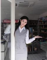 小卖部的里的性感收银员美女御姐幼幼甜美笑容俏丽写真图片