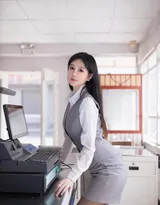 小卖部的里的性感收银员美女御姐幼幼甜美笑容俏丽写真图片