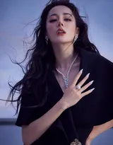 迪丽热巴神女妆杂志写真大片，尽显粉嫩优雅女神气质