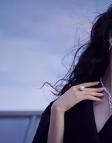 迪丽热巴神女妆杂志写真大片，尽显粉嫩优雅女神气质