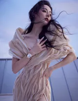 迪丽热巴神女妆杂志写真大片，尽显粉嫩优雅女神气质