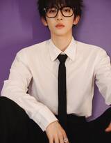 美少年刘宇黑西装、白衬衫、加黑框眼镜清新男高风玩趣写真图片