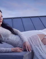 迪丽热巴神女妆杂志写真大片，尽显粉嫩优雅女神气质