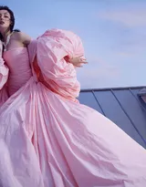 迪丽热巴神女妆杂志写真大片，尽显粉嫩优雅女神气质