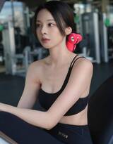 健身房美女，黑色紧身运动内衣运动裤的马来西亚美女李元玲健身房锻炼照片