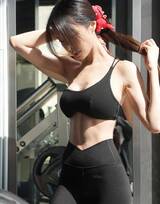 健身房美女，黑色紧身运动内衣运动裤的马来西亚美女李元玲健身房锻炼照片