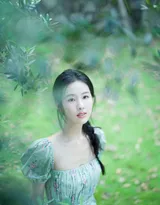 陈都灵清新小绿裙户外踏青摘梨温婉舒心笑容甜美写真美照