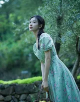 陈都灵清新小绿裙户外踏青摘梨温婉舒心笑容甜美写真美照