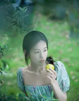 陈都灵清新小绿裙户外踏青摘梨温婉舒心笑容甜美写真美照