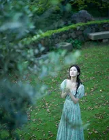 陈都灵清新小绿裙户外踏青摘梨温婉舒心笑容甜美写真美照