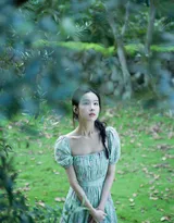 陈都灵清新小绿裙户外踏青摘梨温婉舒心笑容甜美写真美照