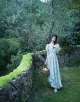 陈都灵清新小绿裙户外踏青摘梨温婉舒心笑容甜美写真美照