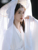 青青湖畔，白衫美人，舞剑弄萧的李凱馨古装白裙超美写真图片