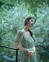 陈都灵清新小绿裙户外踏青摘梨温婉舒心笑容甜美写真美照