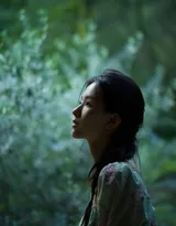 陈都灵清新小绿裙户外踏青摘梨温婉舒心笑容甜美写真美照