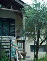 陈都灵清新小绿裙户外踏青摘梨温婉舒心笑容甜美写真美照