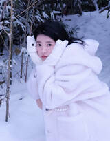 何蓝逗雪天户外美照，穿着白色外套的何蓝逗下雪天户外竹林间玩雪可爱写真图片