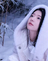 何蓝逗雪天户外美照，穿着白色外套的何蓝逗下雪天户外竹林间玩雪可爱写真图片