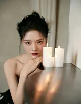 任敏黑白羽毛抹胸裙穿搭静坐优雅迷人写真图片