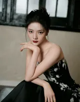 任敏黑白羽毛抹胸裙穿搭静坐优雅迷人写真图片