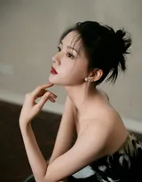 任敏黑白羽毛抹胸裙穿搭静坐优雅迷人写真图片