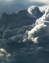 蓝蓝的天上白云飘，美丽的天空白云云朵风景背景图片