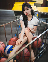 坐在购物车里抱着好多篮球的紧身运动学生装运动T恤短裤的丰满漂亮美女写真美照