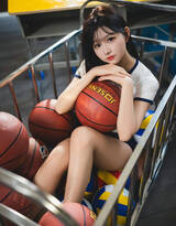 坐在购物车里抱着好多篮球的紧身运动学生装运动T恤短裤的丰满漂亮美女写真美照