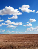 蓝蓝的天上白云飘，美丽的天空白云云朵风景背景图片
