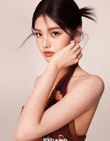 05后清甜少女演员艾米首登封面杂志，各种颜色裙装穿搭，青春气息十足