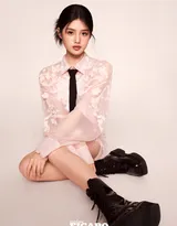 05后清甜少女演员艾米首登封面杂志，各种颜色裙装穿搭，青春气息十足