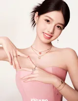 05后清甜少女演员艾米首登封面杂志，各种颜色裙装穿搭，青春气息十足