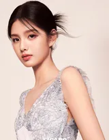 05后清甜少女演员艾米首登封面杂志，各种颜色裙装穿搭，青春气息十足