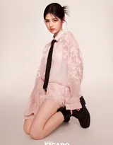 05后清甜少女演员艾米首登封面杂志，各种颜色裙装穿搭，青春气息十足