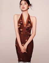 05后清甜少女演员艾米首登封面杂志，各种颜色裙装穿搭，青春气息十足