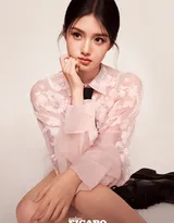 05后清甜少女演员艾米首登封面杂志，各种颜色裙装穿搭，青春气息十足