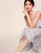 05后清甜少女演员艾米首登封面杂志，各种颜色裙装穿搭，青春气息十足