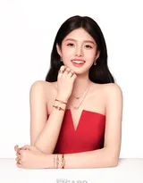 05后清甜少女演员艾米首登封面杂志，各种颜色裙装穿搭，青春气息十足