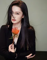 美女演员李沁两套黑色系着装清爽，干净，英气写真美照