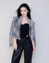 美女演员李沁两套黑色系着装清爽，干净，英气写真美照