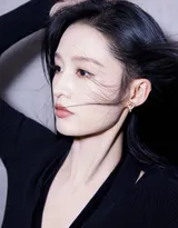 美女演员李沁两套黑色系着装清爽，干净，英气写真美照